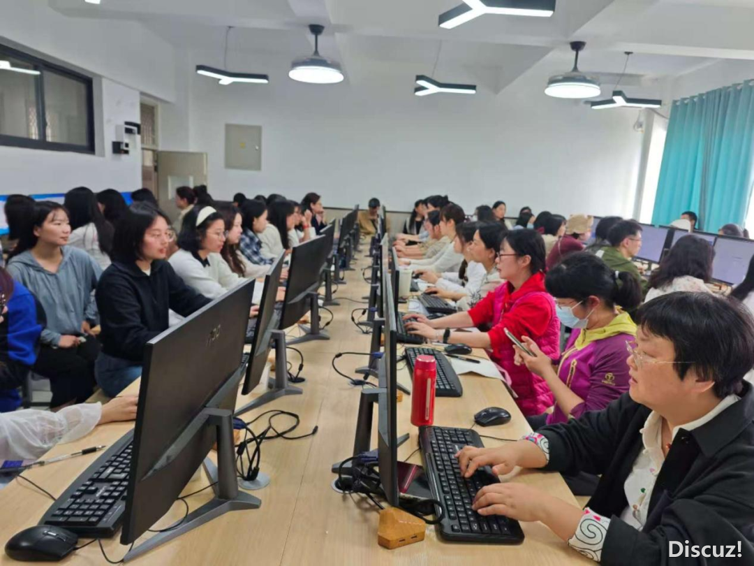 AIGC 赋能讲授,启开教诲新篇——事情室成员周由西席负担金牛区中小教疑息科技学研举动博题道座w4.jpg
