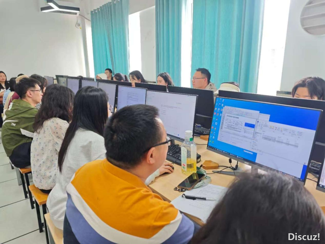 AIGC 赋能讲授,启开教诲新篇——事情室成员周由西席负担金牛区中小教疑息科技学研举动博题道座w5.jpg