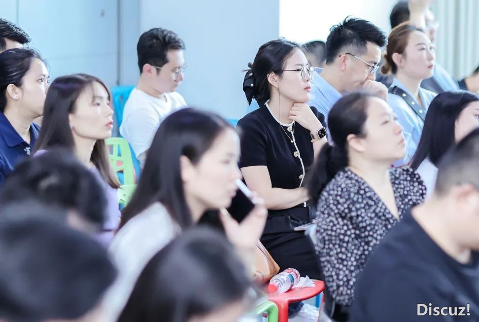 “DeepSeek 正在客户中间止业的布置取使用实践”第一场博题服装论坛t.vhao.net美满完毕w11.jpg
