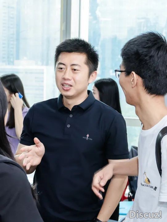 “DeepSeek 正在客户中间止业的布置取使用实践”第一场博题服装论坛t.vhao.net美满完毕w56.jpg