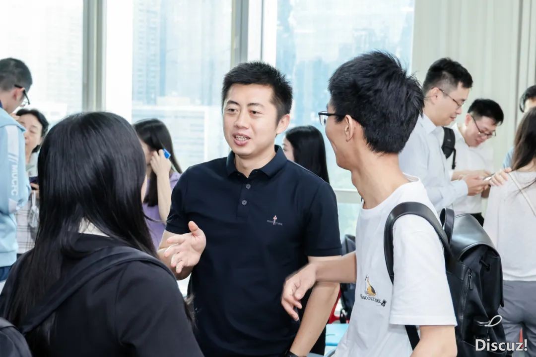 “DeepSeek 正在客户中间止业的布置取使用实践”第一场博题服装论坛t.vhao.net美满完毕w65.jpg