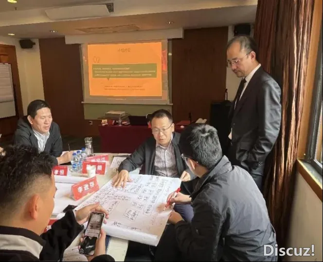 能源团体《以DeepSeek为代表的天生式AI正在班组办理战一线事情中的场景化使用真战》w8.jpg