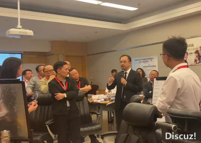 能源团体《以DeepSeek为代表的天生式AI正在班组办理战一线事情中的场景化使用真战》w9.jpg