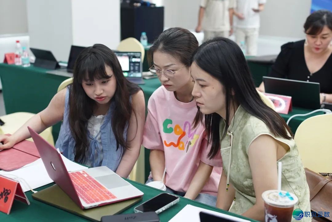 散焦AIGC,洞睹影象|前沿微影星水AI媒介分离尝试室胜利举办AIGC影片创做角逐取智能体办公使用训练班w10.jpg