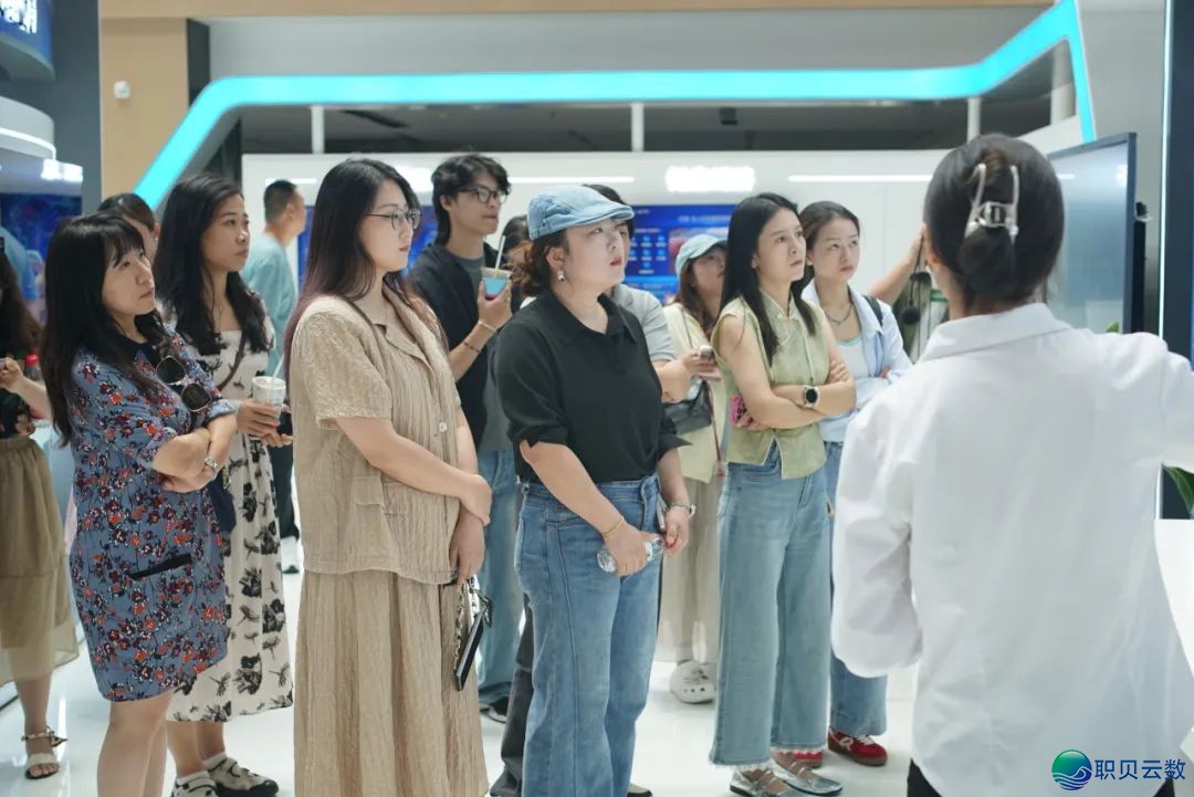 散焦AIGC,洞睹影象|前沿微影星水AI媒介分离尝试室胜利举办AIGC影片创做角逐取智能体办公使用训练班w20.jpg