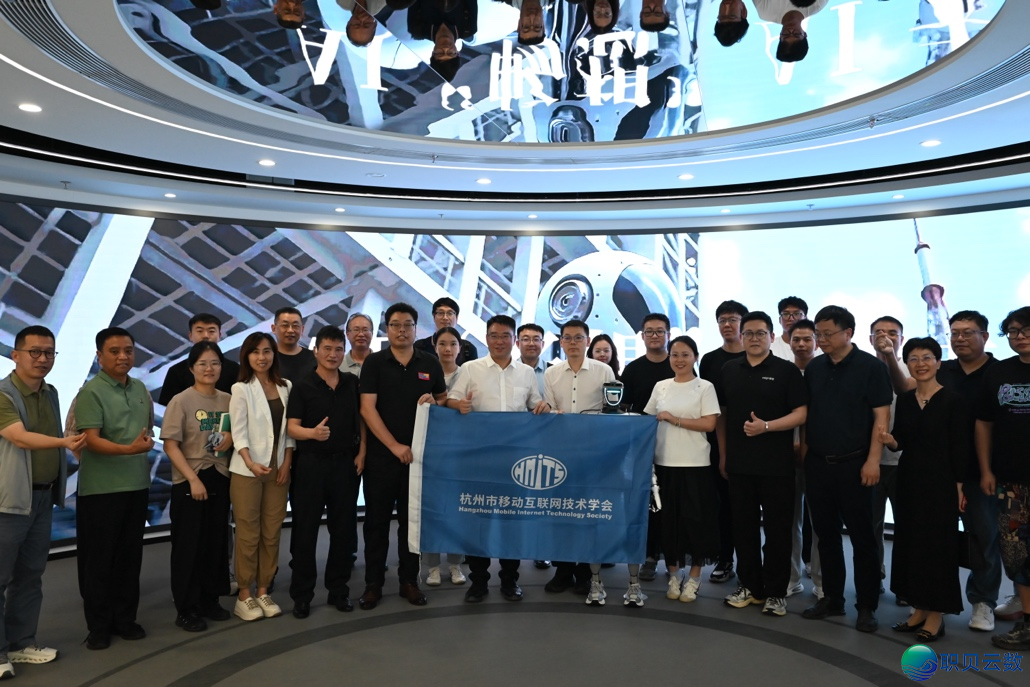 “2025 AIGC取智能设想立异服装论坛t.vhao.net”正在华夏挪动(浙江)立异钻研院胜利举办w2.jpg