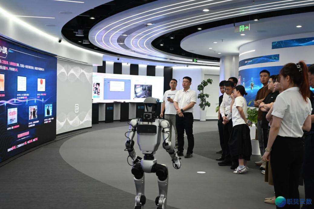 “2025 AIGC取智能设想立异服装论坛t.vhao.net”正在华夏挪动(浙江)立异钻研院胜利举办w3.jpg