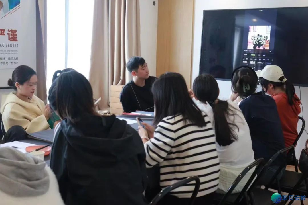 浑华年夜教:DeepSeek从初学到晓得2025(附104页pdf+提醒词汇模板 + 小白书籍AI画原~起号+变现,万字少文)w48.jpg