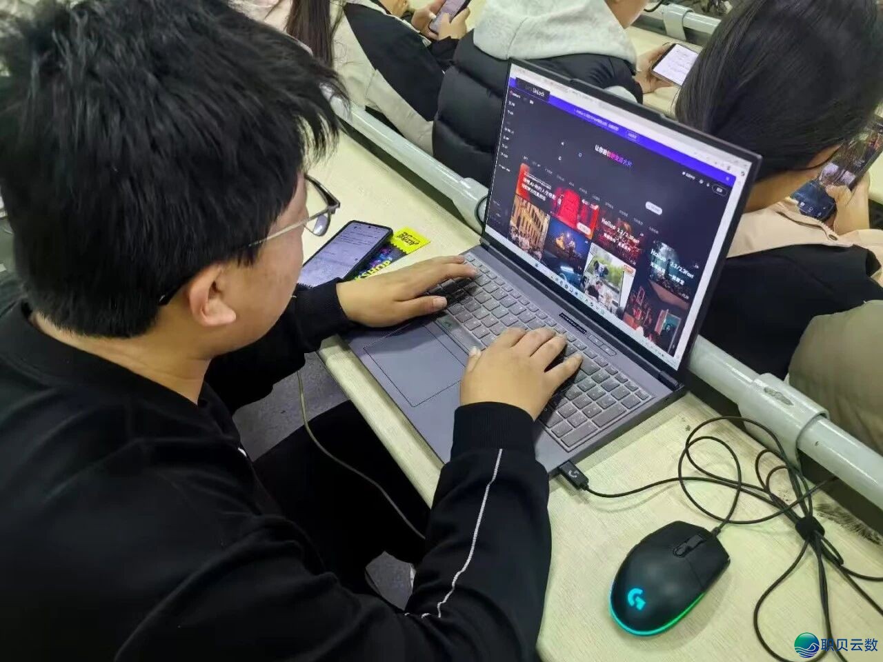 赋能方案 | 用AIGC定格沉阴,让保守取科技和暖相拥!w3.jpg