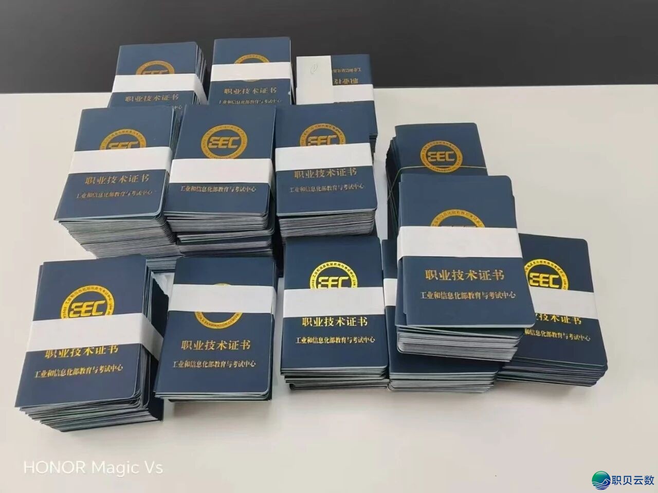 一文理解AIGC使用工程师事业手艺证书籍报考过程 | 工疑部学登科心颁布w7.jpg