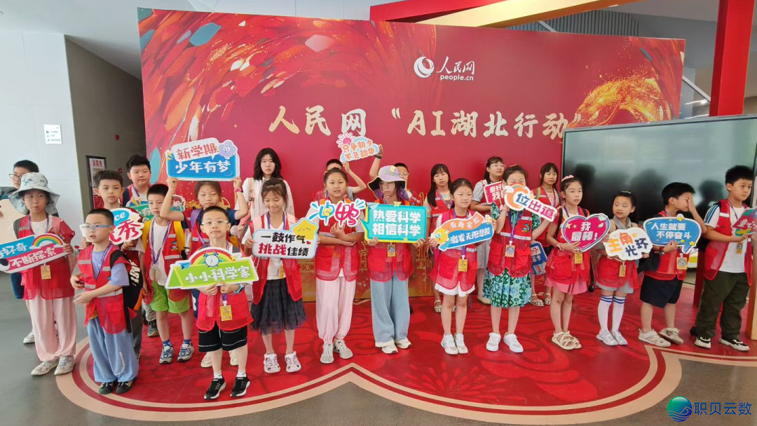 【AIGC创意华夏年】AI + 年味撞碰!一天解锁AIGC!戴儿童用AI创做博属贺年年夜片,那个秋节晒娃赢麻了w25.jpg