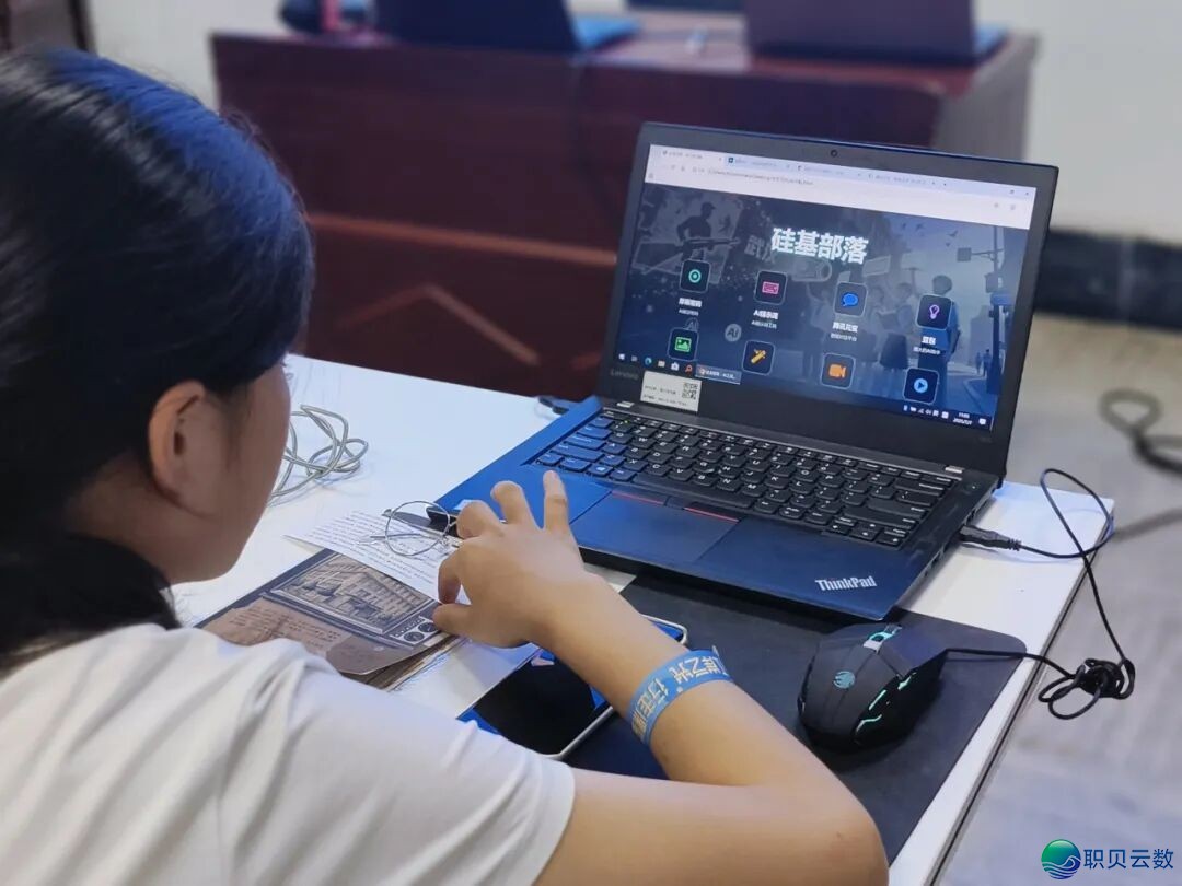 【AIGC创意华夏年】AI + 年味撞碰!一天解锁AIGC!戴儿童用AI创做博属贺年年夜片,那个秋节晒娃赢麻了w45.jpg