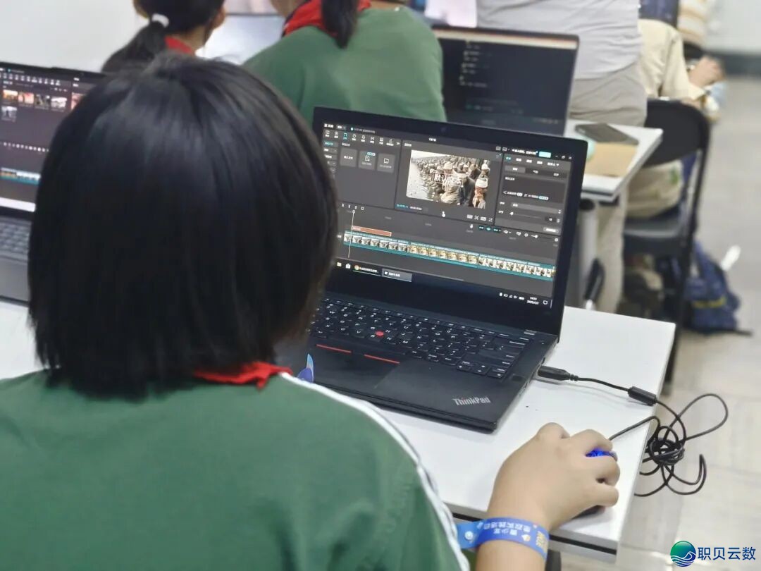 【AIGC创意华夏年】AI + 年味撞碰!一天解锁AIGC!戴儿童用AI创做博属贺年年夜片,那个秋节晒娃赢麻了w46.jpg