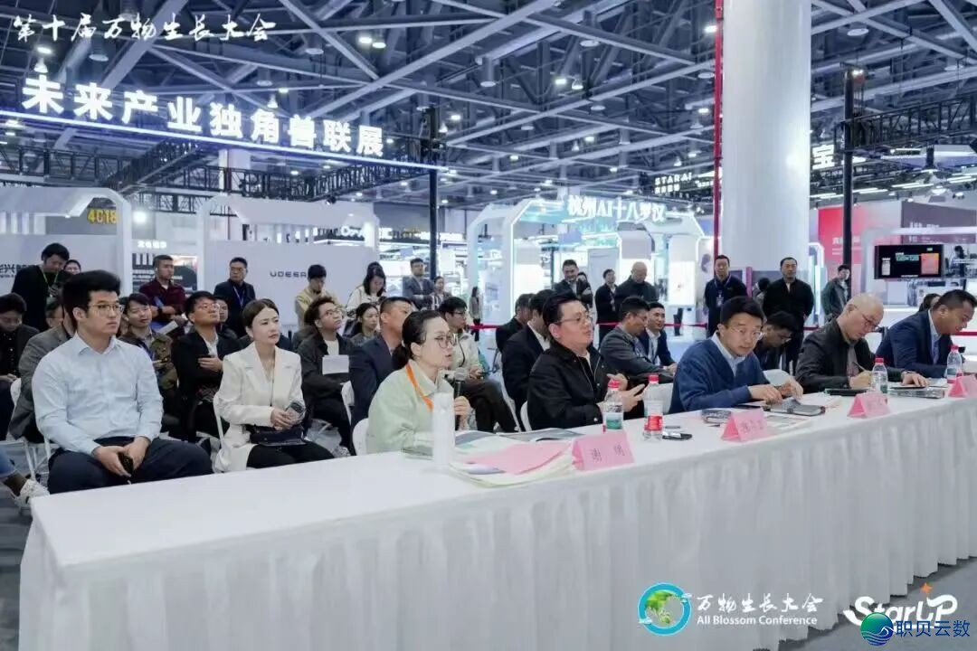 ZJU人物 | DeepSeek征象:一个浙年夜睡房,怎样揭起环球AI风波?w7.jpg