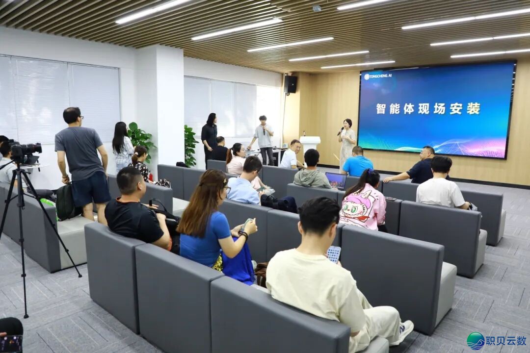 AIGC赋能创做更生态!共橙OPC AI教院公益年夜课堂尾期启课w6.jpg