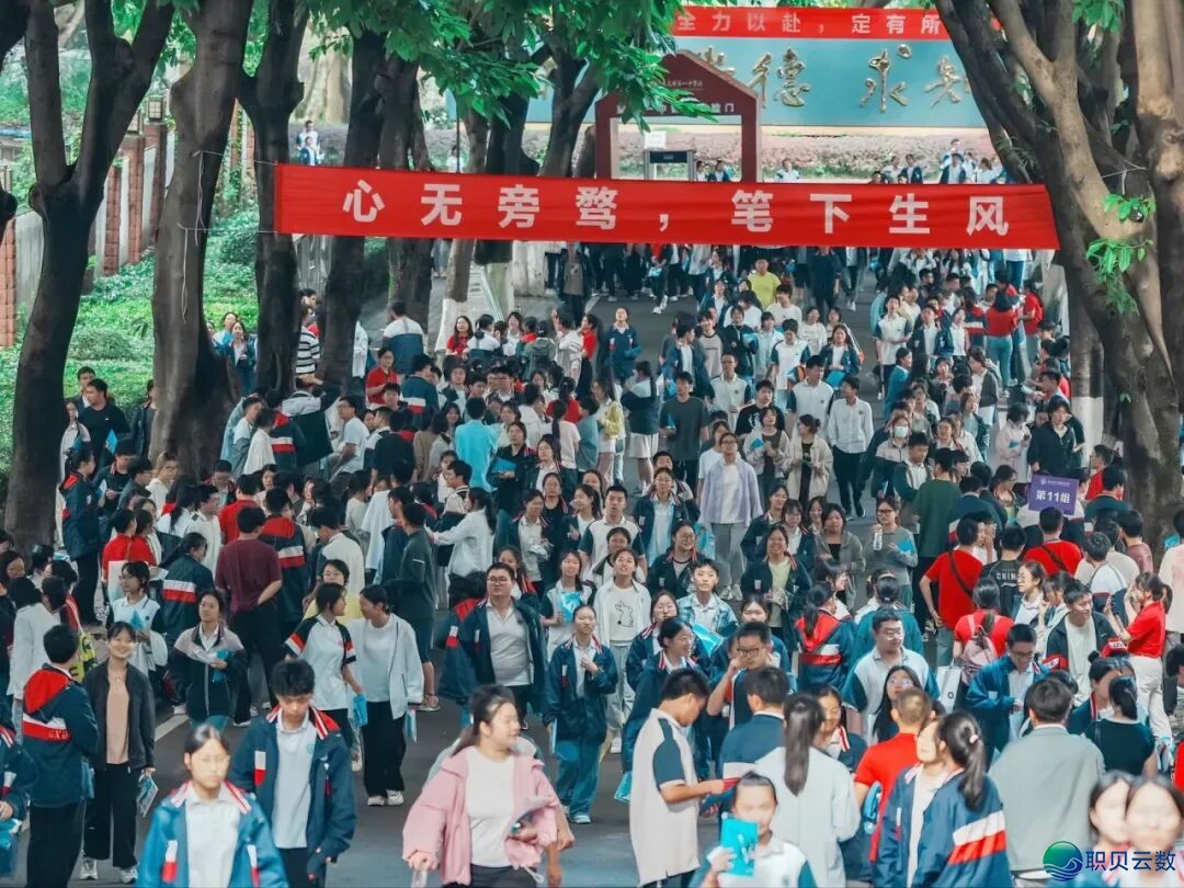 正在银河万象| 用AIGC把您的脑洞酿成亿万级望听衰宴w2.jpg